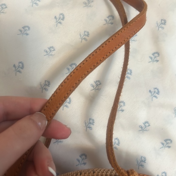 Handmade in Thailand, round wooden bag with floral inside print and long strap - Picture 3 of 6